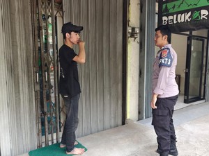 Polisi Cek TKP Viral Maling Pecah Kaca Mobil Curi Tas Ransel di Depok