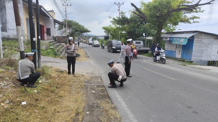 Polisi olah TKP kasus siswa SD di Banggai tewas tertabrak motor dan mobil.