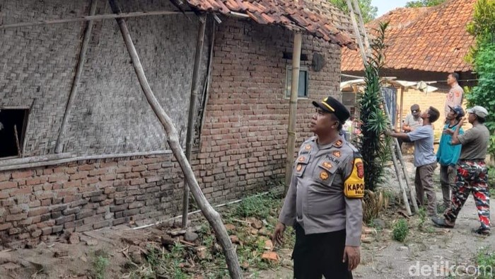 Polisi renovasi rumah warga yang nyaris ambruk.