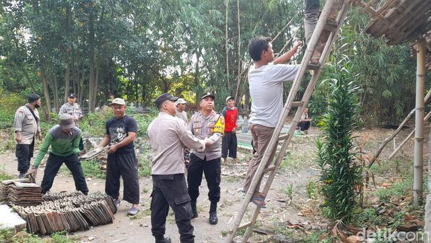 Polisi renovasi rumah warga yang nyaris ambruk.