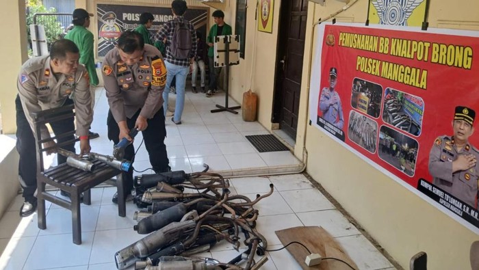 Polsek Manggala, Makassar, Sulsel memusnahkan 150 knalpot brong hasil razia.