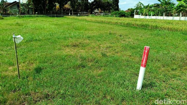 Potret lahan semeter 'kesenggol' tol Jogja-Solo-YIA di Sedayu, Bantul, Rabu (2/10/2024).