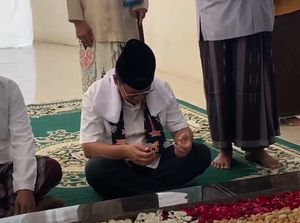 Video: Momen Pramono Ziarah ke Makam KH Zainuddin MZ