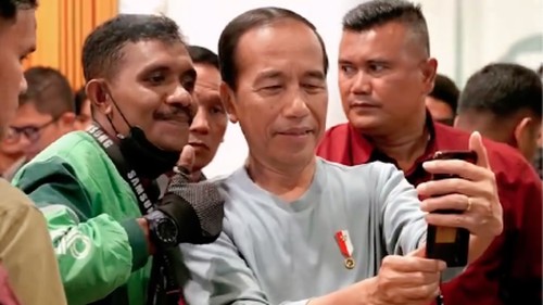 Presiden Joko Widodo (Jokowi) berfoto bersama warga saat antre Mie Gacoan di Kupang, NTT, Selasa (1/10/2024).