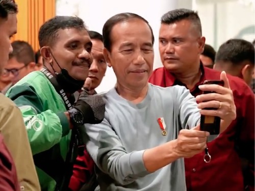 Presiden Joko Widodo (Jokowi) berfoto bersama warga saat antre Mie Gacoan di Kupang, NTT, Selasa (1/10/2024).