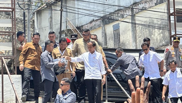 Presiden Jokowi saat membagikan kaus ke warga di NTT (Isal/detikcom)