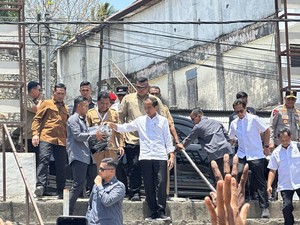 Jokowi Bagi-bagi Kaus Bergambar Wajahnya ke Warga Saat Kunjungi NTT
