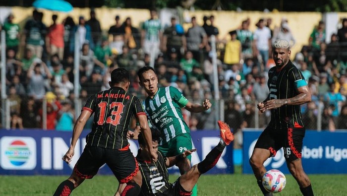 Kapten PSMS Medan Rachmat Hidayat mencoba melewati sejumlah pemain FC Bekasi City di Stadion Baharuddin Siregar, Deli Serdang.