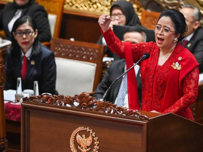 Ketua DPR Puan Maharani (kanan) menyampaikan pidato perdana usai terpilih dalam Rapat Paripurna Pemilihan Pimpinan DPR masa bakti 2024-2029 di Gedung Nusantara II, Kompleks Parlemen, Senayan, Jakarta, Selasa (1/10/2024). Dalam rapat paripurna tersebut Puan Maharani kembali terpilih sebagai Ketua DPR dengan empat orang wakil ketua dari Fraksi PKB Cucun Ahmad Syamsurijal, Fraksi Golkar Adies Kadir, Fraksi Partai Gerindra Sufmi Dasco Ahmad dan Fraksi Partai Nasdem Saan Mustopa. ANTARA FOTO/Indrianto Eko Suwarso/agr