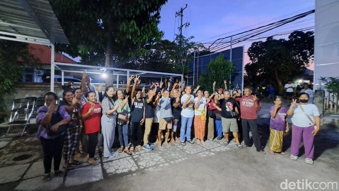 Puluhan pedagang Pasar Anyar Buleleng mendatangi Posko Pemenangan PDIP, Rabu (2/10/2024) petang. (Wijaya Kusuma/detikBali)