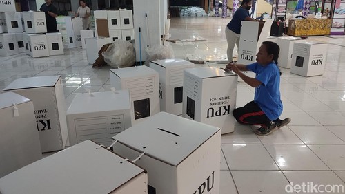 Putu Sriasih (46) saat merakit kotak suara di gudang logistik KPU Tabanan, Rabu (2/10/2024).