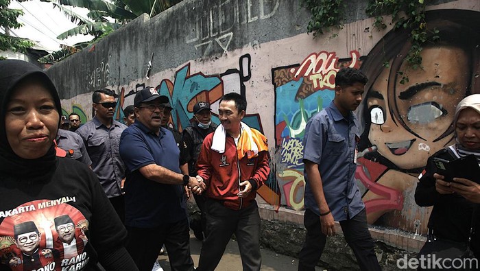 Rano Karno Menyapa Warga Radio Dalam Calon Wakil Gubernur Jakarta nomor urut 3, Rano Karno berkampanye di kawasan padat penduduk di Gang Langgar, Radio Dalam, Kebayoran Lama, Jakarta Selatan. Ia menyapa warga.