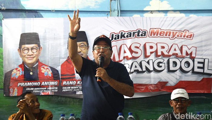 Calon Wakil Gubernur Jakarta nomor urut 3, Rano Karno berkampanye di kawasan padat penduduk di Gang Langgar, Radio Dalam, Kebayoran Lama, Jakarta Selatan. Ia menyapa warga.