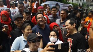 Potret Rano Karno Menyapa Warga Radio Dalam