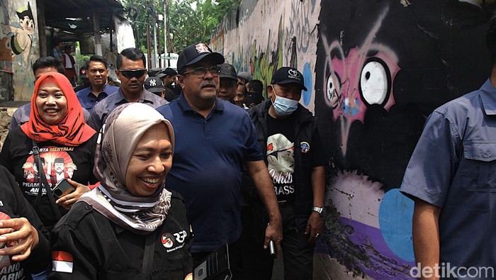 Rano Karno Menyapa Warga Radio Dalam Calon Wakil Gubernur Jakarta nomor urut 3, Rano Karno berkampanye di kawasan padat penduduk di Gang Langgar, Radio Dalam, Kebayoran Lama, Jakarta Selatan. Ia menyapa warga.