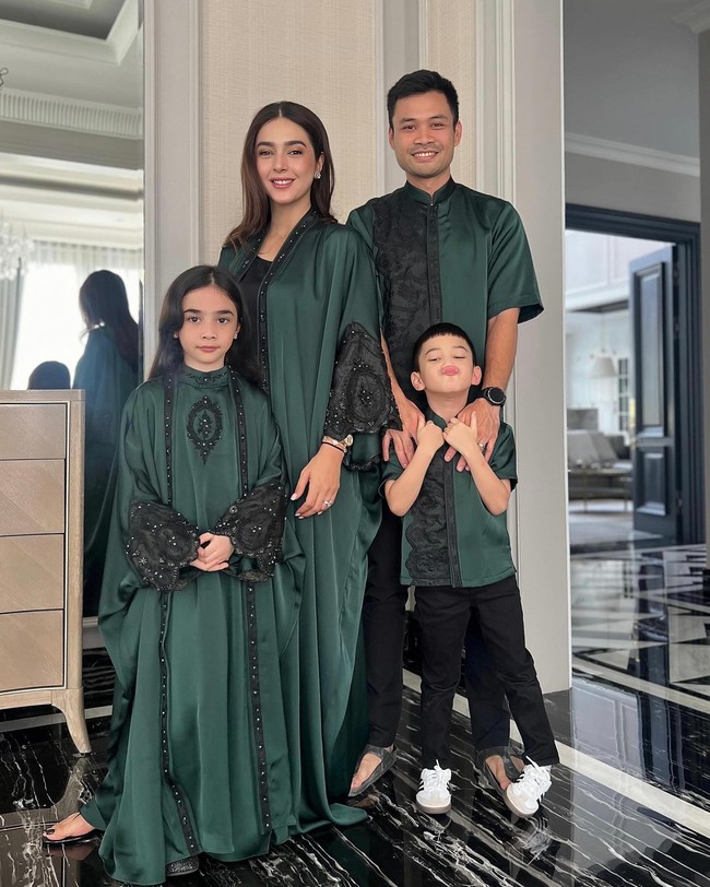 Nabila Syakieb menikah dengan Reshwara Argya Ardinal yang lebih muda delapan tahun darinya. Nabila dan Reshwara yang menikah pada 20 Desember 2015 kini telah dikaruniai dua anak. Foto: Instagram @nsyakieb85