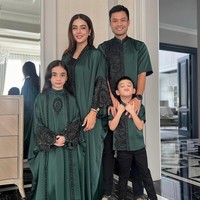 Nabila Syakieb menikah dengan Reshwara Argya Ardinal yang lebih muda delapan tahun darinya. Nabila dan Reshwara yang menikah pada 20 Desember 2015 kini telah dikaruniai dua anak. Foto: Instagram @nsyakieb85