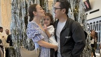 Rianti amat menikmati peran barunya ini. Ia tak merasa kewalahan mengurus anak tanpa bantuan dari babysitter. Foto: Instagram riantic
