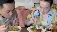 Aktris 41 tahun ini punya lebih dari 1,3 juta followers Instagram. Rianti kerap berbagi konten kulineran seru, seperti ketika memberitahu suaminya yang mengalah dengan mengikuti pilihan makanan dia. Foto: Instagram riantic