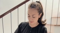 Mantan VJ MTV ini amat menikmati proses demi proses baking. Ia bilang jika dilakukan penuh cinta, kegiatan ini justru dapat meningkatkan kesehatan mentalnya. Foto: Instagram riantic