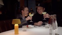 Kalau ini potret manis Rianti dan sang suami, Cas saat makan malam di The Coach Restaurant. Mereka juga mengatakan ini merupakan quality time ala mereka. Foto: Instagram riantic