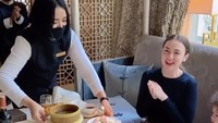 Makan di restoran buffet hotel bintang 5, kali ini Rianti senang dapat kejutan dalam rangka ulang tahun. Ia pun tiup lilin sambil diberi selamat para pelayan restoran. Foto: Instagram riantic