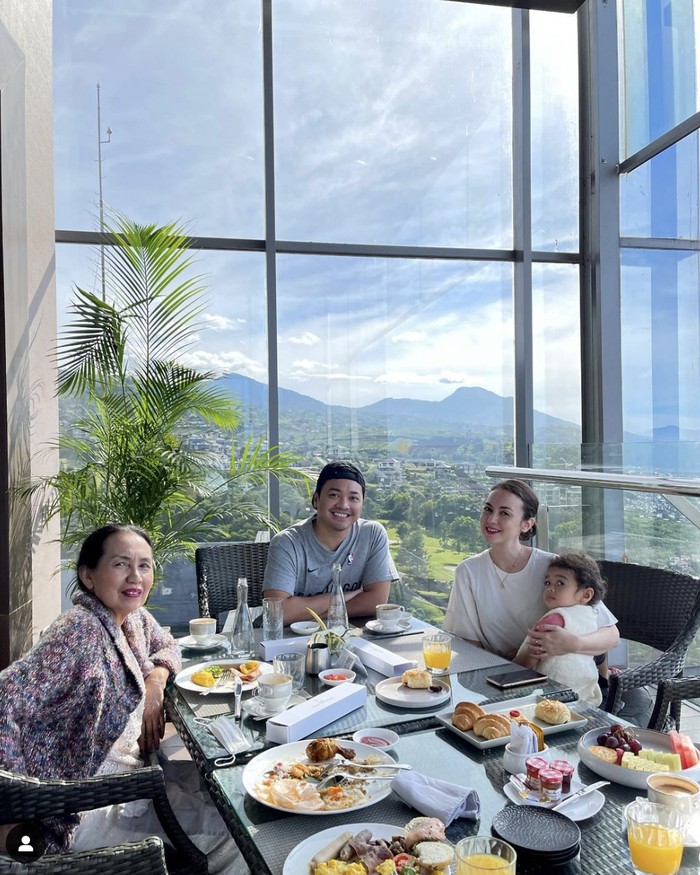 Rianti Cartwright Hobi Baking dan Kulineran Seru, Ini Momennya!
