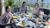 Ini potret Rianti dan keluarga saat liburan di Bandung. Mereka menginap di hotel nyaman dengan suguhan sarapan beragam dan pemandangan cantik! Foto: Instagram riantic