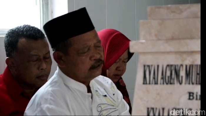 Risma saat berziarah di Ponorogo.