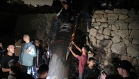 Salah satu rudal tersebut jatuh di wilayah Tepi Barat. Warga Palestina di Tepi Barat mengamati rudal tersebut. 