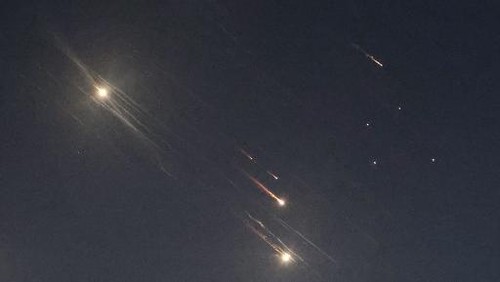 Gambar ini menunjukkan proyektil yang dicegat oleh Israel di atas Tel Aviv pada tanggal 1 Oktober 2024. Sirene serangan udara dibunyikan di Israel tengah pada tanggal 1 Oktober, kata militer, sehari setelah tentara melancarkan operasi darat ke Lebanon selatan yang menargetkan posisi Hizbullah. Sirene dibunyikan di Israel tengah, kata militer, tanpa memberikan rincian tentang area yang terkena dampak. (Foto oleh Jack GUEZ / AFP)