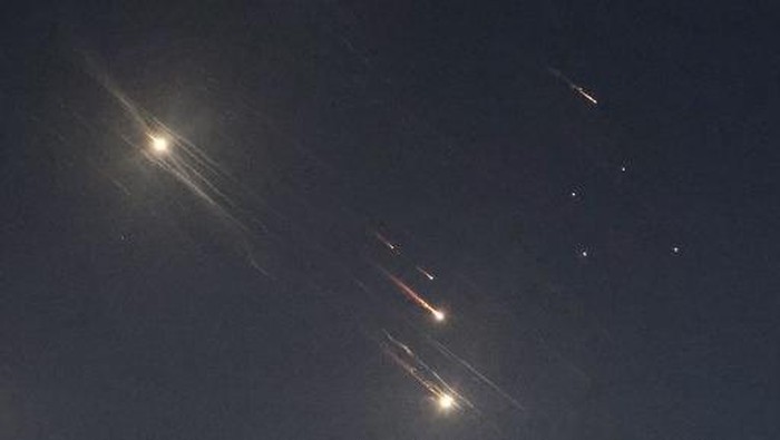 Gambar ini menunjukkan proyektil yang dicegat oleh Israel di atas Tel Aviv pada tanggal 1 Oktober 2024. Sirene serangan udara dibunyikan di Israel tengah pada tanggal 1 Oktober, kata militer, sehari setelah tentara melancarkan operasi darat ke Lebanon selatan yang menargetkan posisi Hizbullah. 