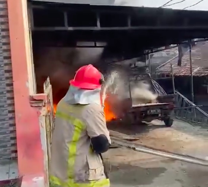 Rumah pemilik usaha cuci pakaian (laundry) dan tenda di Kabupaten Tangerang, Banten, terbakar. Kebakaran terjadi akibat korsleting listrik. (dok BPBD Kab Tangerang)
