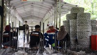PHSS bersama mitra binaan Kelompok Usaha Bersama menginisiasi usaha itu untuk mengurangi sampah tali kapal yang mencapai 180 ton di perairan Muara Badak.
