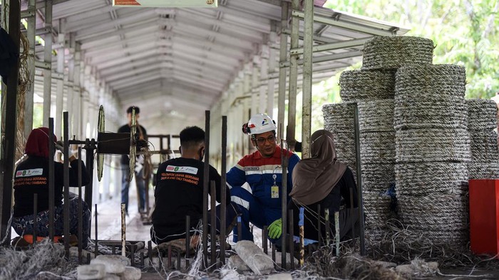 Sampah Tali Kapal Disulap Jadi Kerajinan, Raup Rp 217 Juta/Bulan Warga menunjukkan hasil pengolahan sampah tali kapal berupa kerajinan cermin dinding di Muara Badak, Kutai Kartanegara, Kalimantan Timur, Rabu (2/10/2024). Pertamina Hulu Sanga Sanga (PHSS) bersama mitra binaan Kelompok Usaha Bersama (Kube) dengan program Balanipa menginisiasi usaha untuk mengurangi sampah tali kapal yang mencapai 180 ton di perairan Muara Badak sehingga menjadi barang bernilai tinggi dengan omzet Rp217,5 juta per bulannya.