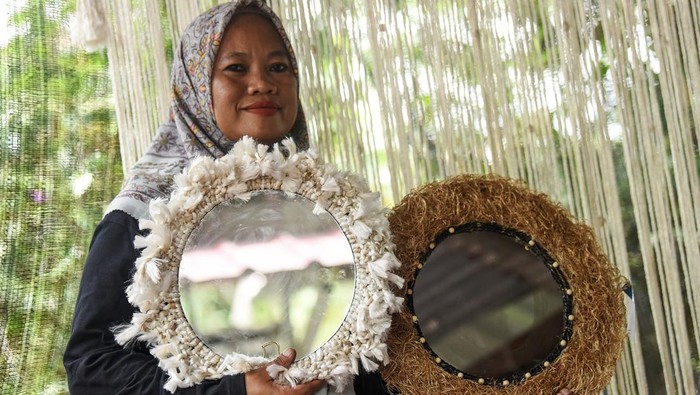 Sampah Tali Kapal Disulap Jadi Kerajinan, Raup Rp 217 Juta/Bulan Warga menunjukkan hasil pengolahan sampah tali kapal berupa kerajinan cermin dinding di Muara Badak, Kutai Kartanegara, Kalimantan Timur, Rabu (2/10/2024). Pertamina Hulu Sanga Sanga (PHSS) bersama mitra binaan Kelompok Usaha Bersama (Kube) dengan program Balanipa menginisiasi usaha untuk mengurangi sampah tali kapal yang mencapai 180 ton di perairan Muara Badak sehingga menjadi barang bernilai tinggi dengan omzet Rp217,5 juta per bulannya.