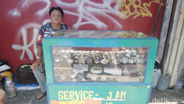 Satria di lapak reparasi dan jual beli jam tangan miliknya