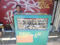 Kesetiaan Satria Puluhan Tahun Tekuni Usaha Jual-Beli Jam Tangan