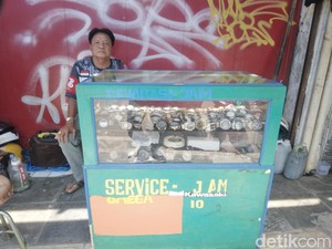 Kesetiaan Satria Puluhan Tahun Tekuni Usaha Jual-Beli Jam Tangan
