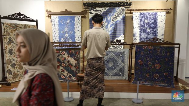 Sauasan saat peringatan dalam rangka Hari Batik Nasional di Taman Mini Indonesia Indah (TMII), Jakarta, Rabu (2/10/2024). (CNBC Indonesia/Tri Susilo)