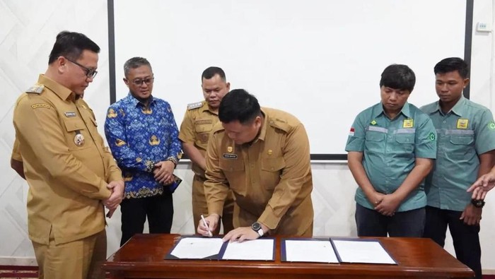 Sekda Banyuasin Erwin Ibrahim tandatangani hibah trase Jalan Poros Perambahan-Air Salek.