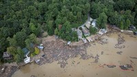 Badai itu menyebabkan banjir hingga longsor. (REUTERS/Marco Bello)