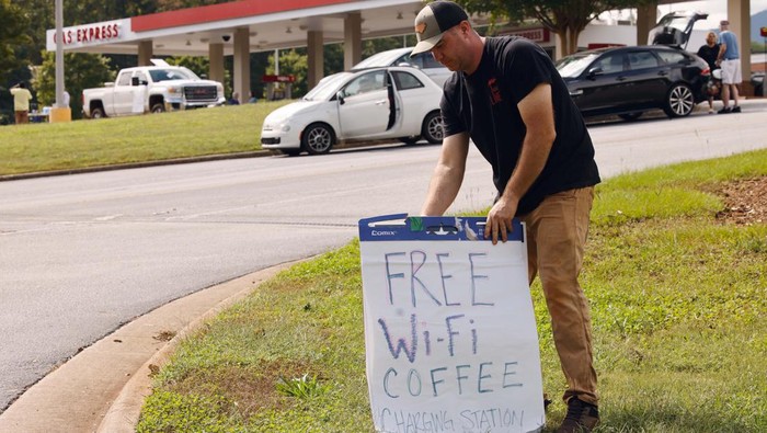 Local farmers offer free food to passersby as supplies remain difficult to find in the aftermath of Hurricane Helene, on the outskirts of Columbus, North Carolina, U.S. October 1, 2024. REUTERS/Jonathan Drake