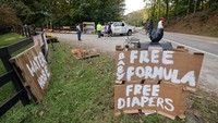 Petani setempat menawarkan makanan, susu formula bayi, dan popok gratis. (REUTERS/Jonathan Drake)