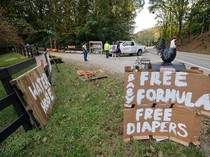 Setelah Dihantam Badai, Warga AS Bagi-bagi Popok hingga WiFi Gratis