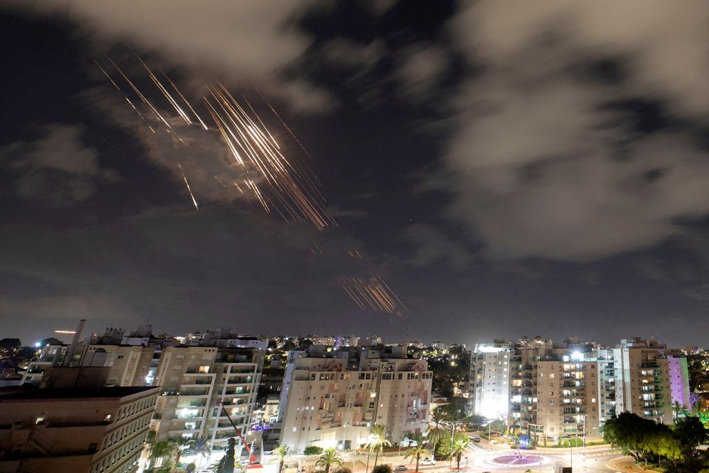 sistem-antirudal-iron-dome-israel-mencegat-roket-setelah-iran-menembakkan-salvo-rudal-balistik-seperti-yang-terlihat-dari-ashk sistem-antirudal-iron-dome-israel-mencegat-roket-setelah-iran-menembakkan-salvo-rudal-balistik-seperti-yang-terlihat-dari-ashk
