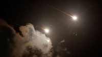 Radio militer Israel mengatakan hampir 200 rudal telah diluncurkan ke Israel dari Iran. Garda Revolusi Iran mengatakan Iran telah meluncurkan puluhan rudal ke Israel, dan jika Israel membalas, respons Teheran akan lebih menghancurkan dan merusak. REUTERS/Ammar Awad