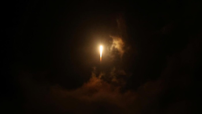 A rocket flies in the sky, amid cross-border hostilities between Hezbollah and Israel, in central Israel October 1, 2024. REUTERS/Ronen Zvulun