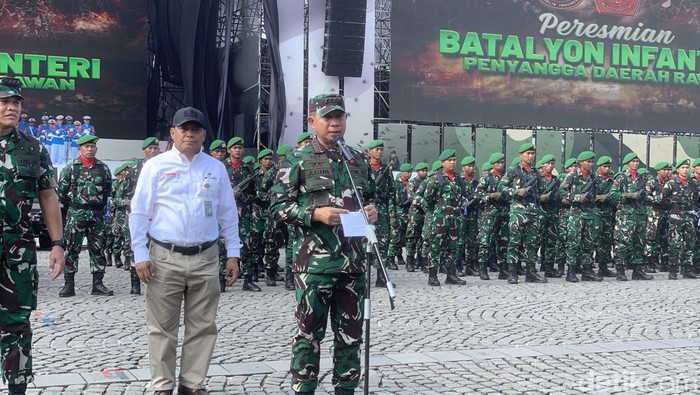 TNI terima ratusan unit Alpahankam dari Kemhan RI.