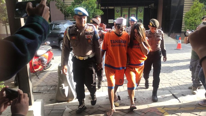 Tohe dan istrinya ditangkap karena mencuri motor di lima lokasi di Sidoarjo